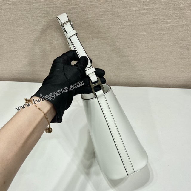Prada專櫃新款亮面小牛皮水桶包 1BE059 普拉達肩背斜跨手提女包 csp1105
